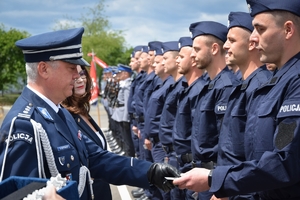 I Wicewojewoda Podkarpacki oraz Komendant Wojewódzki Policji w Rzeszowie wręczają policyjne odznaki nowo przyjętym funkcjonariuszom.