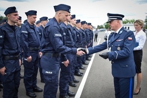I Wicewojewoda Podkarpacki oraz Komendant Wojewódzki Policji w Rzeszowie wręczają policyjne odznaki nowo przyjętym funkcjonariuszom.