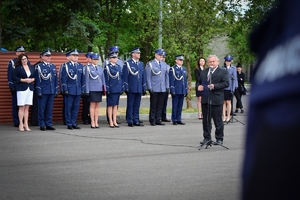 Po prawej, przy mikrofonie Członek Zarządu Województwa Podkarpackiego, w tle po lewej kierownictwo KWP i zaproszeni goście.