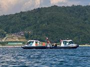 Dwie policyjne łódki pływające po Jeziorze Solińskim