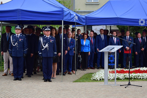 Po lewej Komendant Wojewódzki Policji w Rzeszowie oraz zaproszeni goście stoją na baczność podczas hymnu.