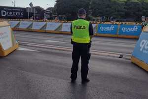 Policjant stojący przy trasie wyścigu.