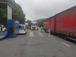 policjanci podczas kontroli na drodze krajowej w rejonie słowackiego Świdnika. Na zdjęciu widoczne radiowozy, funkcjonariusze oraz przejeżdżające samochody