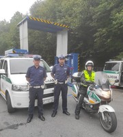 dwóch polskich policjantów w asyście siedzącego na motocyklu funkcjonariusza słowackiej policji