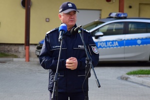 Policjanci i zaproszeni goście na placu przed Posterunkiem Policji w Cieszanowie.