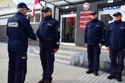 Policjanci przed wejściem do budynku Posterunku Policji w Cieszanowie.
