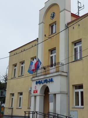budynek Komendy Powiatowej Policji w Kolbuszowej z zegarem wieżowym