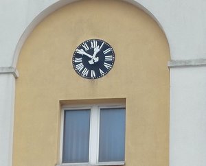 budynek Komendy Powiatowej Policji w Kolbuszowej z zegarem wieżowym