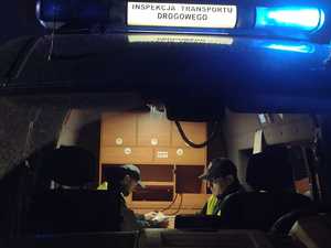Inspektorzy transportu drogowego kontrolują przewoźników osób na aplikację na ulicach Rzeszowa