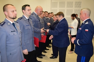 Policjanci podczas wręczenia wyróżnień w auli Oddziału Prewencji Policji w Rzeszowie. Na zdjęciu wyróżnieni funkcjonariusze i zaproszeni goście.