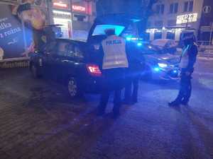 Pora nocna - policyjny patrol ruchu drogowego przeprowadza kontrolę pojazdu
