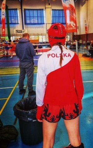 policjantka biorąca udział w zawodach w kickboxingu