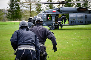 Policyjni kontrterroryści podczas ćwiczeń