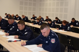 Policjanci podczas konkursu na auli Oddziału Prewencji Policji w Rzeszowie