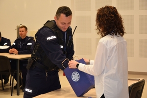 Policjanci podczas konkursu na auli Oddziału Prewencji Policji w Rzeszowie