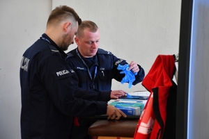 Policjanci podczas konkursu na auli Oddziału Prewencji Policji w Rzeszowie