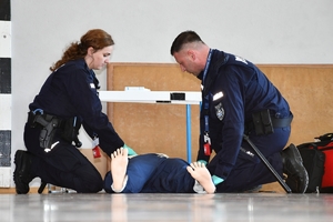 Policjanci podczas konkursu na auli Oddziału Prewencji Policji w Rzeszowie
