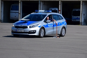 Policjanci podczas drugiego dnia konkursu Policjant Ruchu Drogowego. Rywalizacja na placu manewrowym w Oddziale Prewencji Policji w Rzeszowie.