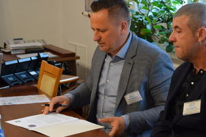Komendant Wojewódzki Policji w Rzeszowie nadinsp. Dariusz Matusiak i zaproszeni goście podczas podpisania porozumienia w gabinecie komendanta.