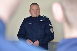 Komendant Wojewódzki Policji w Rzeszowie wita się z policjantami podczas świątecznego spotkania w sali