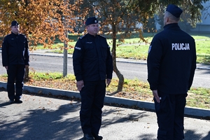 Komendant Wojewódzki Policji w Rzeszowie podczas spotkania z policjantami OPP w Rzeszowie na placu ćwiczeniowym