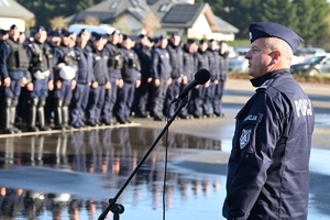 Komendant Wojewódzki Policji w Rzeszowie podczas spotkania z policjantami OPP w Rzeszowie na placu ćwiczeniowym