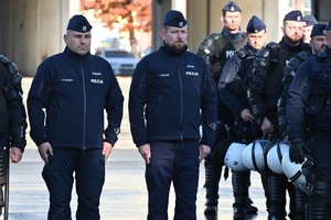 Komendant Wojewódzki Policji w Rzeszowie podczas spotkania z policjantami OPP w Rzeszowie na placu ćwiczeniowym