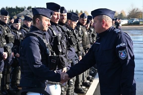 Komendant Wojewódzki Policji w Rzeszowie podczas spotkania z policjantami OPP w Rzeszowie na placu ćwiczeniowym