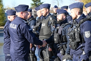 Komendant Wojewódzki Policji w Rzeszowie podczas spotkania z policjantami OPP w Rzeszowie na placu ćwiczeniowym