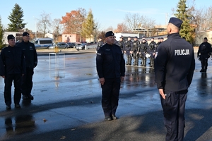 Komendant Wojewódzki Policji w Rzeszowie podczas spotkania z policjantami OPP w Rzeszowie na placu ćwiczeniowym