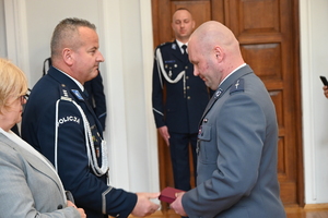 zdjęcia z auli KWP Rzeszów, z uroczystości podczas której funkcjonariuszami otrzymali odznaczenia i medale