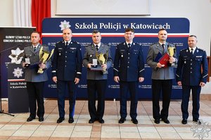 umundurowani policjanci podczas uroczystej zbiórki