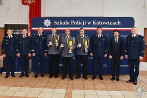 umundurowani policjanci podczas uroczystej zbiórki