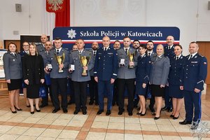 umundurowani policjanci podczas uroczystej zbiórki