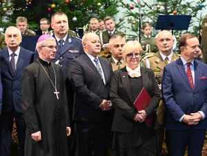 W siedzibie 21. Batalionu Dowodzenia w Rzeszowie odbyło się przedświąteczne spotkanie, w którym uczestniczyli przedstawiciele służb mundurowych województwa podkarpackiego. Tradycyjnie od kilkunastu lat jest to okazja, by przedstawiciele administracji rządowej i samorządowej, policjanci, żołnierze, strażacy, strażnicy graniczni i miejscy, funkcjonariusze służby więziennej, celno-skarbowej oraz inspekcji transportu drogowego złożyli sobie życzenia, dzieląc się symbolicznym opłatkiem przy wigilijnym stole