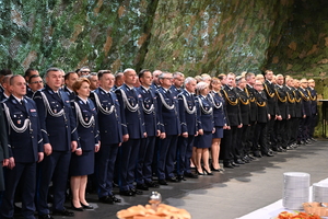 W siedzibie 21. Batalionu Dowodzenia w Rzeszowie odbyło się przedświąteczne spotkanie, w którym uczestniczyli przedstawiciele służb mundurowych województwa podkarpackiego. Tradycyjnie od kilkunastu lat jest to okazja, by przedstawiciele administracji rządowej i samorządowej, policjanci, żołnierze, strażacy, strażnicy graniczni i miejscy, funkcjonariusze służby więziennej, celno-skarbowej oraz inspekcji transportu drogowego złożyli sobie życzenia, dzieląc się symbolicznym opłatkiem przy wigilijnym stole