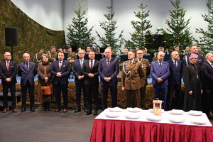 W siedzibie 21. Batalionu Dowodzenia w Rzeszowie odbyło się przedświąteczne spotkanie, w którym uczestniczyli przedstawiciele służb mundurowych województwa podkarpackiego. Tradycyjnie od kilkunastu lat jest to okazja, by przedstawiciele administracji rządowej i samorządowej, policjanci, żołnierze, strażacy, strażnicy graniczni i miejscy, funkcjonariusze służby więziennej, celno-skarbowej oraz inspekcji transportu drogowego złożyli sobie życzenia, dzieląc się symbolicznym opłatkiem przy wigilijnym stole