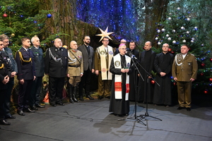 W siedzibie 21. Batalionu Dowodzenia w Rzeszowie odbyło się przedświąteczne spotkanie, w którym uczestniczyli przedstawiciele służb mundurowych województwa podkarpackiego. Tradycyjnie od kilkunastu lat jest to okazja, by przedstawiciele administracji rządowej i samorządowej, policjanci, żołnierze, strażacy, strażnicy graniczni i miejscy, funkcjonariusze służby więziennej, celno-skarbowej oraz inspekcji transportu drogowego złożyli sobie życzenia, dzieląc się symbolicznym opłatkiem przy wigilijnym stole