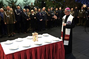 W siedzibie 21. Batalionu Dowodzenia w Rzeszowie odbyło się przedświąteczne spotkanie, w którym uczestniczyli przedstawiciele służb mundurowych województwa podkarpackiego. Tradycyjnie od kilkunastu lat jest to okazja, by przedstawiciele administracji rządowej i samorządowej, policjanci, żołnierze, strażacy, strażnicy graniczni i miejscy, funkcjonariusze służby więziennej, celno-skarbowej oraz inspekcji transportu drogowego złożyli sobie życzenia, dzieląc się symbolicznym opłatkiem przy wigilijnym stole