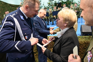 W siedzibie 21. Batalionu Dowodzenia w Rzeszowie odbyło się przedświąteczne spotkanie, w którym uczestniczyli przedstawiciele służb mundurowych województwa podkarpackiego. Tradycyjnie od kilkunastu lat jest to okazja, by przedstawiciele administracji rządowej i samorządowej, policjanci, żołnierze, strażacy, strażnicy graniczni i miejscy, funkcjonariusze służby więziennej, celno-skarbowej oraz inspekcji transportu drogowego złożyli sobie życzenia, dzieląc się symbolicznym opłatkiem przy wigilijnym stole