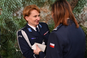 W siedzibie 21. Batalionu Dowodzenia w Rzeszowie odbyło się przedświąteczne spotkanie, w którym uczestniczyli przedstawiciele służb mundurowych województwa podkarpackiego. Tradycyjnie od kilkunastu lat jest to okazja, by przedstawiciele administracji rządowej i samorządowej, policjanci, żołnierze, strażacy, strażnicy graniczni i miejscy, funkcjonariusze służby więziennej, celno-skarbowej oraz inspekcji transportu drogowego złożyli sobie życzenia, dzieląc się symbolicznym opłatkiem przy wigilijnym stole