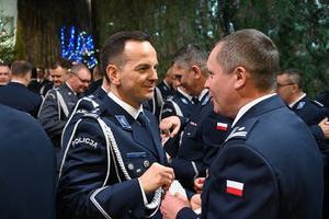 W siedzibie 21. Batalionu Dowodzenia w Rzeszowie odbyło się przedświąteczne spotkanie, w którym uczestniczyli przedstawiciele służb mundurowych województwa podkarpackiego. Tradycyjnie od kilkunastu lat jest to okazja, by przedstawiciele administracji rządowej i samorządowej, policjanci, żołnierze, strażacy, strażnicy graniczni i miejscy, funkcjonariusze służby więziennej, celno-skarbowej oraz inspekcji transportu drogowego złożyli sobie życzenia, dzieląc się symbolicznym opłatkiem przy wigilijnym stole