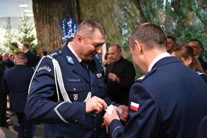 W siedzibie 21. Batalionu Dowodzenia w Rzeszowie odbyło się przedświąteczne spotkanie, w którym uczestniczyli przedstawiciele służb mundurowych województwa podkarpackiego. Tradycyjnie od kilkunastu lat jest to okazja, by przedstawiciele administracji rządowej i samorządowej, policjanci, żołnierze, strażacy, strażnicy graniczni i miejscy, funkcjonariusze służby więziennej, celno-skarbowej oraz inspekcji transportu drogowego złożyli sobie życzenia, dzieląc się symbolicznym opłatkiem przy wigilijnym stole