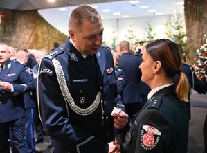 W siedzibie 21. Batalionu Dowodzenia w Rzeszowie odbyło się przedświąteczne spotkanie, w którym uczestniczyli przedstawiciele służb mundurowych województwa podkarpackiego. Tradycyjnie od kilkunastu lat jest to okazja, by przedstawiciele administracji rządowej i samorządowej, policjanci, żołnierze, strażacy, strażnicy graniczni i miejscy, funkcjonariusze służby więziennej, celno-skarbowej oraz inspekcji transportu drogowego złożyli sobie życzenia, dzieląc się symbolicznym opłatkiem przy wigilijnym stole