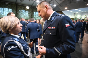 W siedzibie 21. Batalionu Dowodzenia w Rzeszowie odbyło się przedświąteczne spotkanie, w którym uczestniczyli przedstawiciele służb mundurowych województwa podkarpackiego. Tradycyjnie od kilkunastu lat jest to okazja, by przedstawiciele administracji rządowej i samorządowej, policjanci, żołnierze, strażacy, strażnicy graniczni i miejscy, funkcjonariusze służby więziennej, celno-skarbowej oraz inspekcji transportu drogowego złożyli sobie życzenia, dzieląc się symbolicznym opłatkiem przy wigilijnym stole