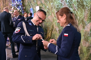 W siedzibie 21. Batalionu Dowodzenia w Rzeszowie odbyło się przedświąteczne spotkanie, w którym uczestniczyli przedstawiciele służb mundurowych województwa podkarpackiego. Tradycyjnie od kilkunastu lat jest to okazja, by przedstawiciele administracji rządowej i samorządowej, policjanci, żołnierze, strażacy, strażnicy graniczni i miejscy, funkcjonariusze służby więziennej, celno-skarbowej oraz inspekcji transportu drogowego złożyli sobie życzenia, dzieląc się symbolicznym opłatkiem przy wigilijnym stole