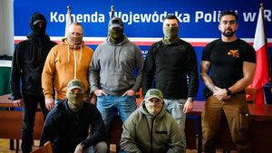 funkcjonariusze zgromadzeni na auli Komendy Wojewódzkiej Policji w Rzeszowie, wykonujący praktyczne ćwiczenia z zakresu tamowania krwotoków.