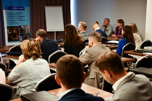 Policjanci i zaproszeni goście - uczestnicy szkolenia eksperckiego podczas warsztatów w sali wykładowej