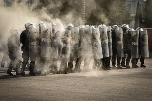Policyjni jeźdźcy na koniach podczas przygotowań do atestacji na placu Oddziału Prewencji Policji w Rzeszowie
