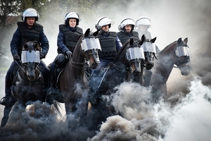 Policyjni jeźdźcy na koniach podczas przygotowań do atestacji na placu Oddziału Prewencji Policji w Rzeszowie